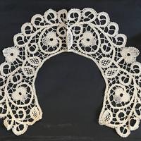 Antico colletto fatto a mano con tombolo