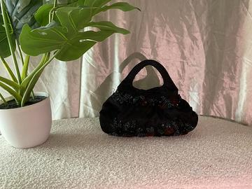Borsa fatta a mano con ricami di perline
