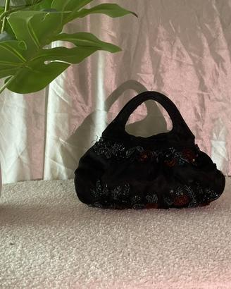 Borsa fatta a mano con ricami di perline