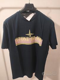 T-Shirt Stone Island blu varie taglie disponibili.
