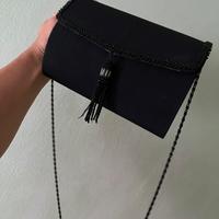 Pochette nera con perline e tracolla