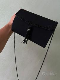 Pochette nera con perline e tracolla