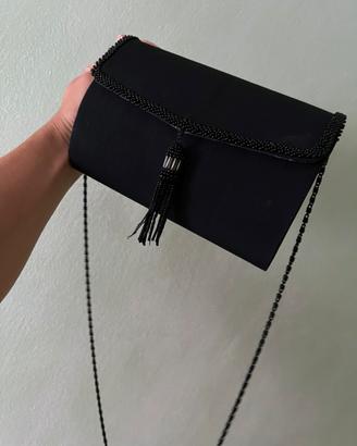 Pochette nera con perline e tracolla