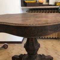 tavolo ovale in legno con intarsi