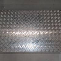 2 Pedane alluminio: 1 carrellata e l'altra fissa