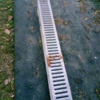 Canaletta con griglia per acqua piovana