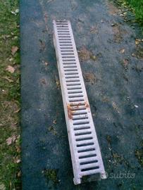 Canaletta con griglia per acqua piovana