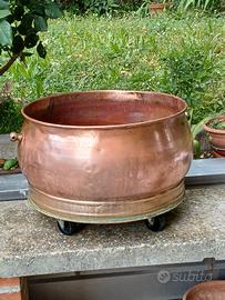 Contenitore in rame con ruote