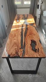 Tavolo legno e resina 
