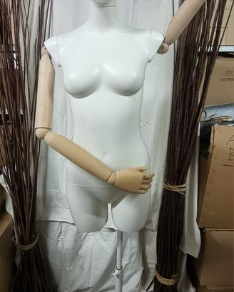 Manichini donna con braccia in legno articolate