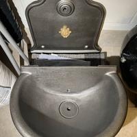 Fontana da muro in ghisa con stemma