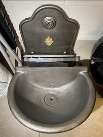 Fontana da muro in ghisa con stemma