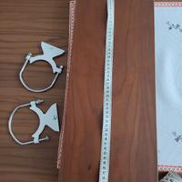 mensola in legno pieno marrone con ganci 