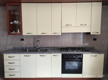 Cucina completa + tavolo e 4 sedie