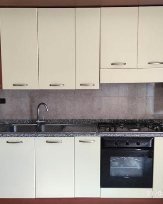 Cucina completa + tavolo e 4 sedie