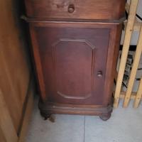 comodino in legno