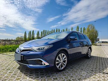 Auris Hybrid Touring Sports Lounge (full optional)