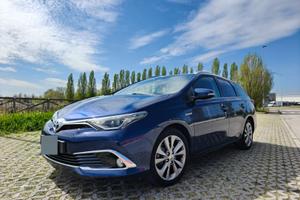 Auris Hybrid Touring Sports Lounge (full optional)