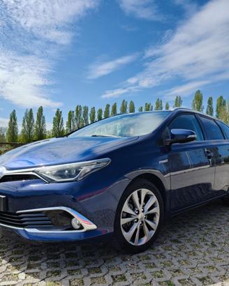 Auris Hybrid Touring Sports Lounge (full optional)