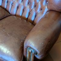 divano e poltrone tipo Chesterfield 