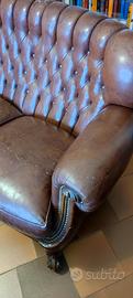 divano e poltrone tipo Chesterfield 