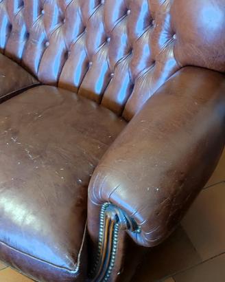 divano e poltrone tipo Chesterfield 