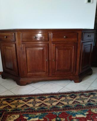 Credenza scantonata in legno di rovere.