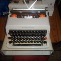 MACCHINA   DA SCRIVERE OLIVETTI BIANCA