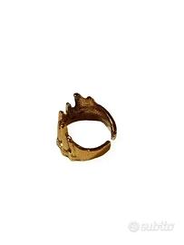 Anello dorato con design a cresta