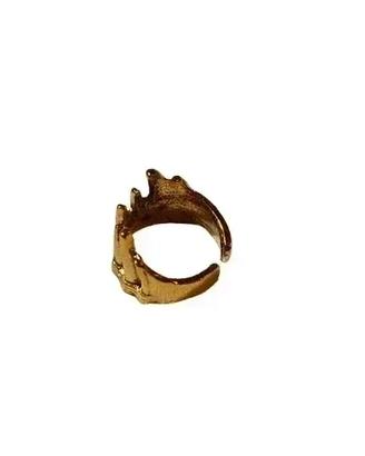 Anello dorato con design a cresta