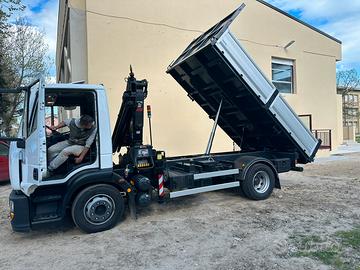 Camion ribaltabile con gru telecomandato