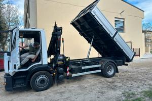 Camion ribaltabile con gru telecomandato