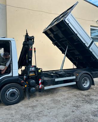 Camion ribaltabile con gru telecomandato