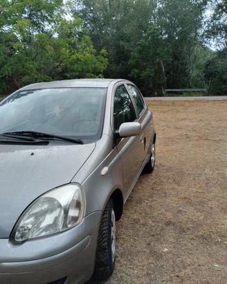  auto toyota  yaris 1000
