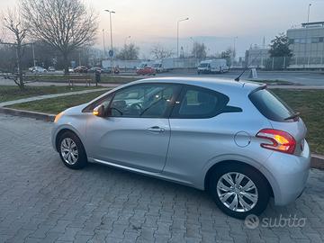 Peugeot 208 2012