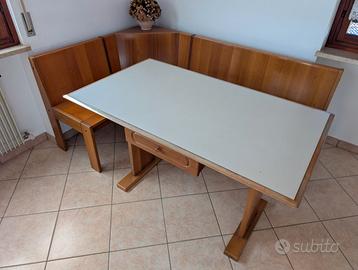 Tavolo con panca angolare e 3 sedie