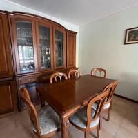 Mobile in legno, tavolo in legno e 6 sedie