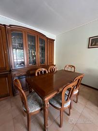 Mobile in legno, tavolo in legno e 6 sedie