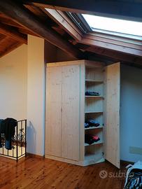 armadio in abete 3 ante con cassettiera e ripiani