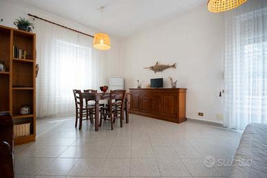 Follonica fronte parco mare piano terra 6 p