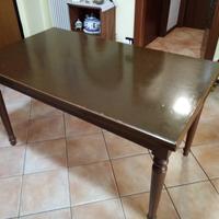 Tavolo color noce scuro