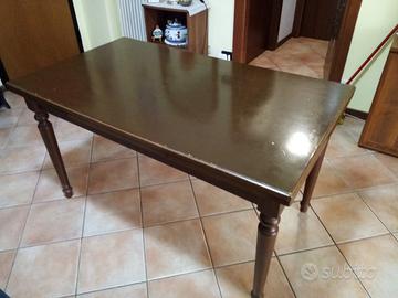 Tavolo color noce scuro