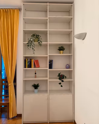 Libreria IKEA modello BILLY di colore bianco