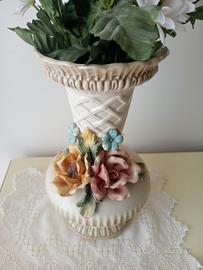 Vaso in ceramica con rose in rilievo 