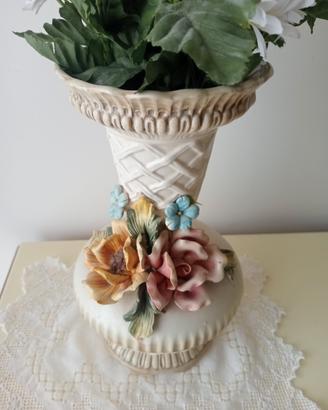 Vaso in ceramica con rose in rilievo 