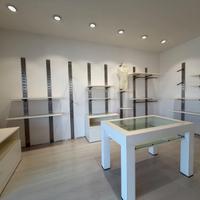 NUMEROSI ARREDI DA NEGOZIO: SVENDITA PER CHIUSURA