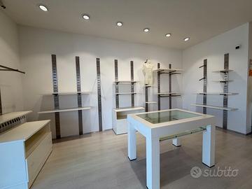 NUMEROSI ARREDI DA NEGOZIO: SVENDITA PER CHIUSURA