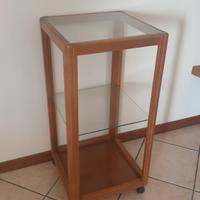 mobiletto in legno con ripiano vetro e rotelle