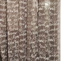 Tende di design con scritte capitali