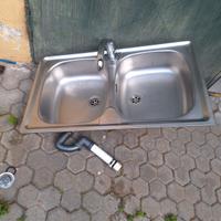 Lavandino da cucina a due vasche con miscelatore